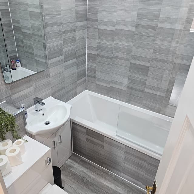 1 Bed - Cosy Edinburgh Flat Nr Royal Infirmary  - View 2