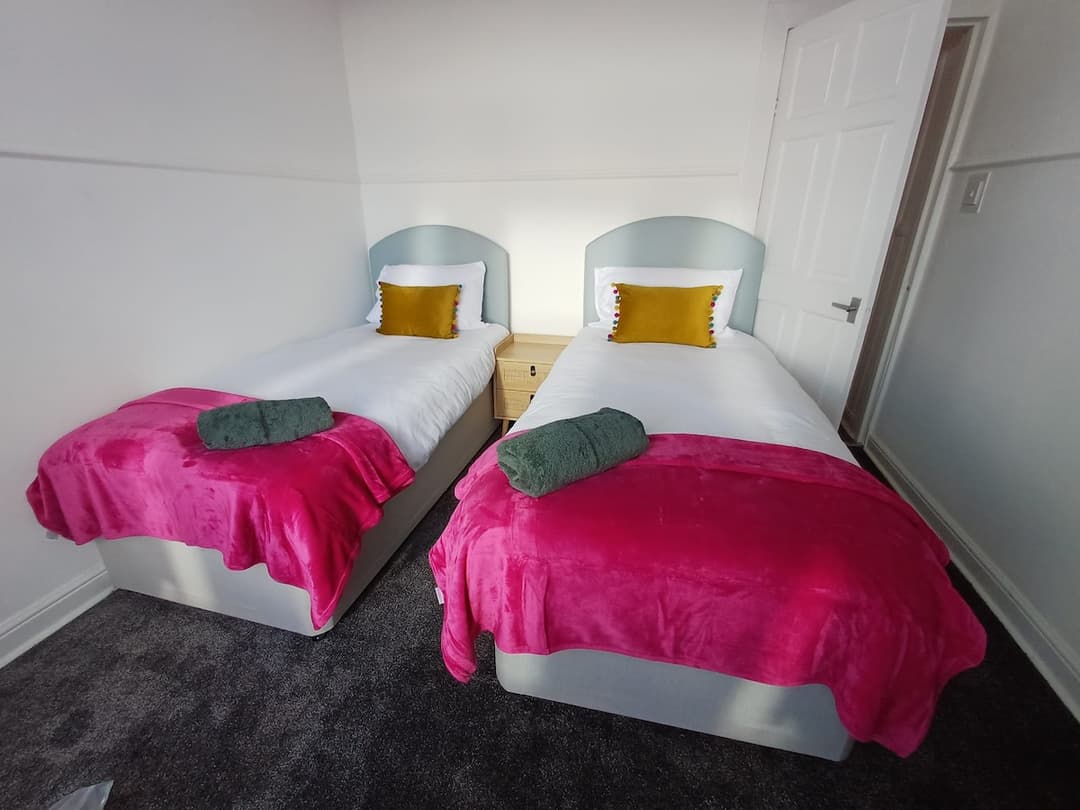 3br Flat • Near Maryhill / Glasgow West End - View 4