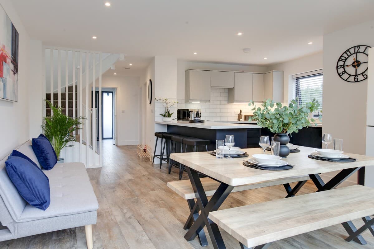Big Discounts |4 Bed House | Parking  | Garden