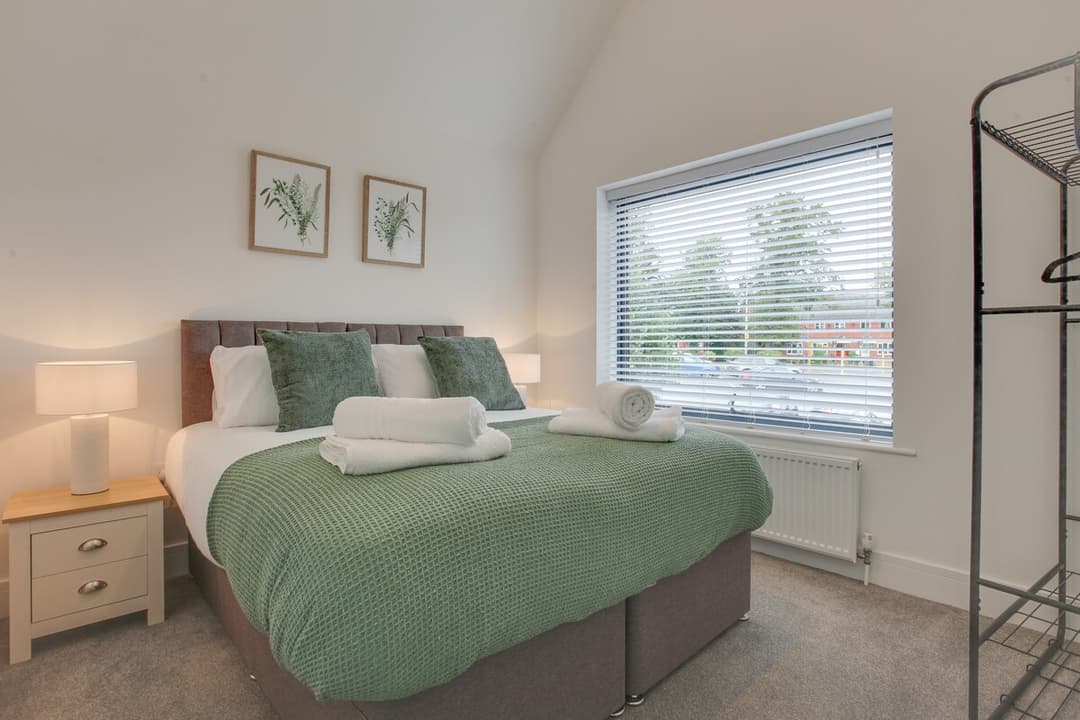 Big Discounts |4 Bed House | Parking  | Garden - View 19