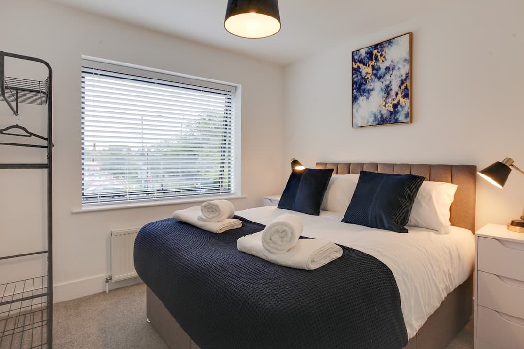 Big Discounts |4 Bed House | Parking  | Garden - View 20
