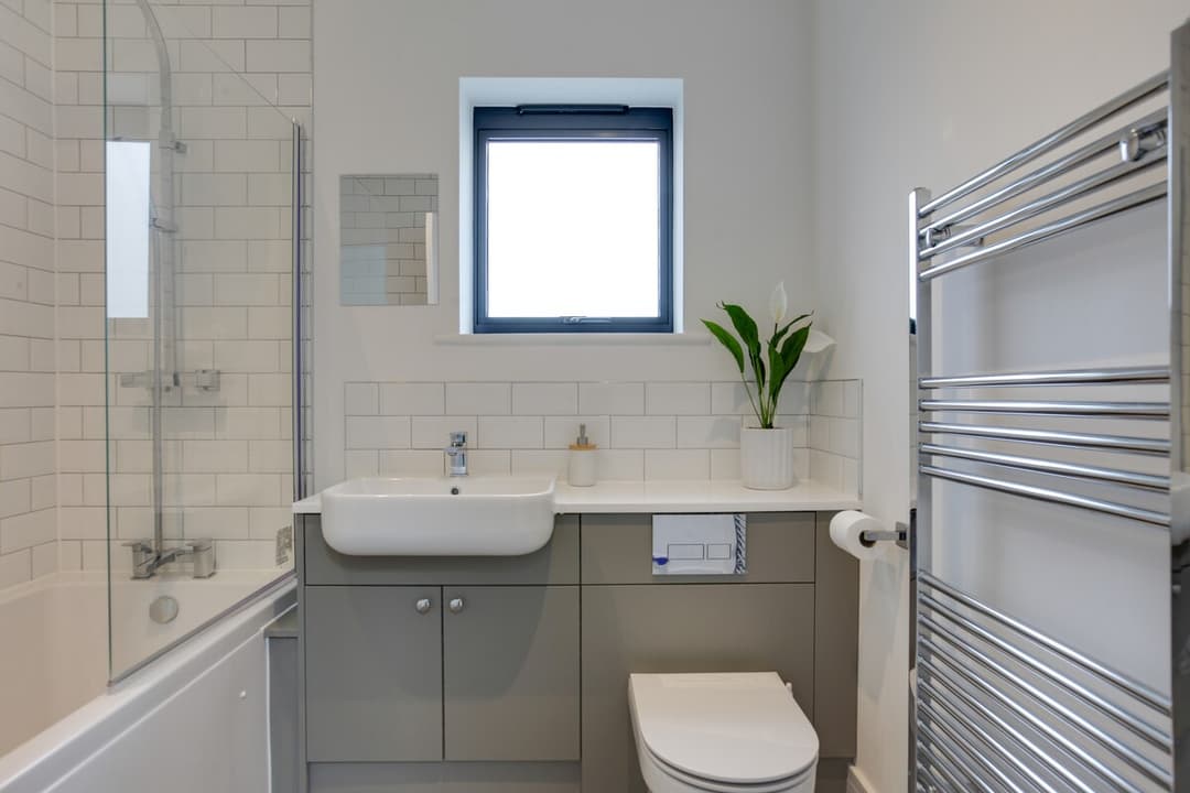 Big Discounts |4 Bed House | Parking  | Garden - View 21