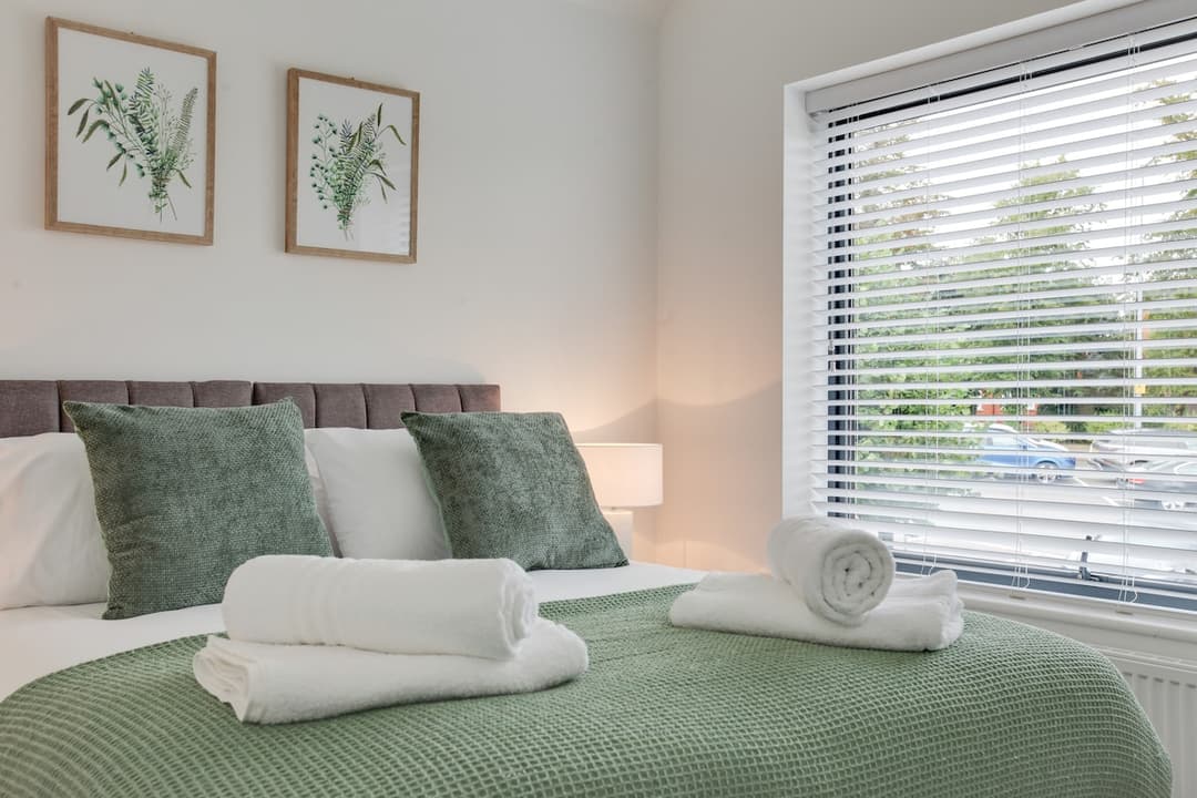 Big Discounts |4 Bed House | Parking  | Garden - View 2