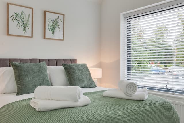 Big Discounts |4 Bed House | Parking  | Garden - View 1