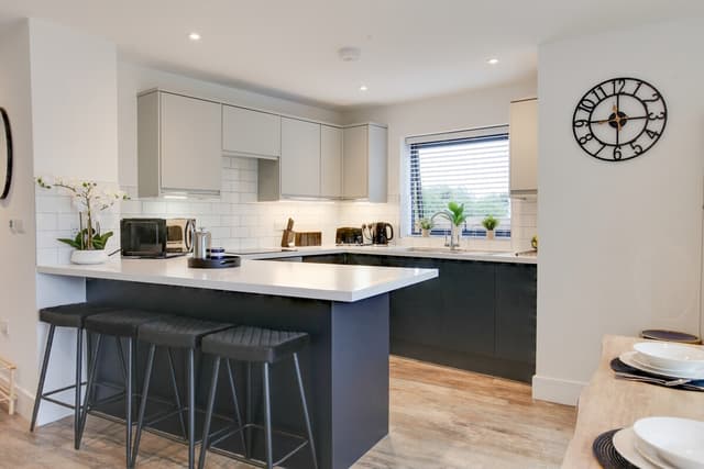 Big Discounts |4 Bed House | Parking  | Garden - View 2