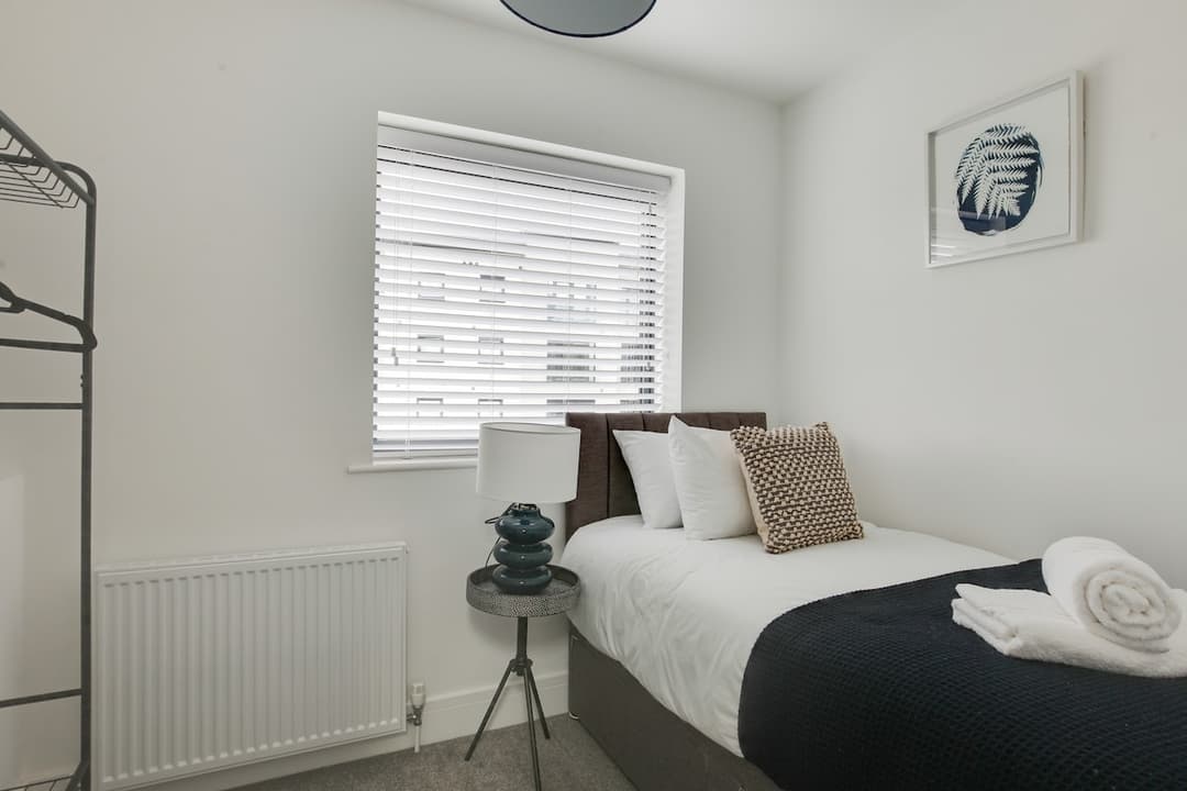 Big Discounts |4 Bed House | Parking  | Garden - View 5