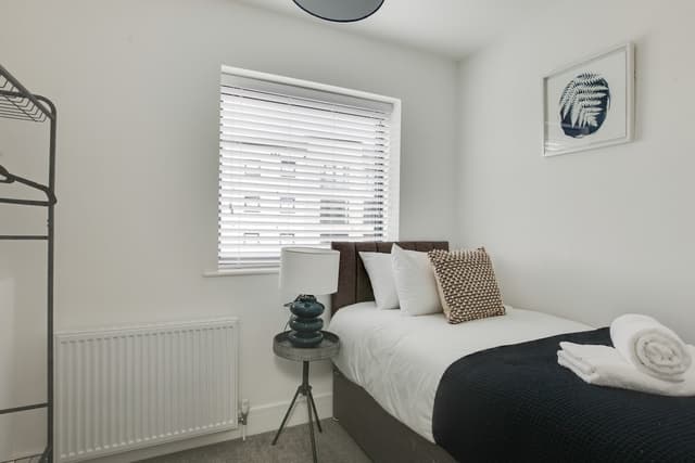 Big Discounts |4 Bed House | Parking  | Garden - View 4