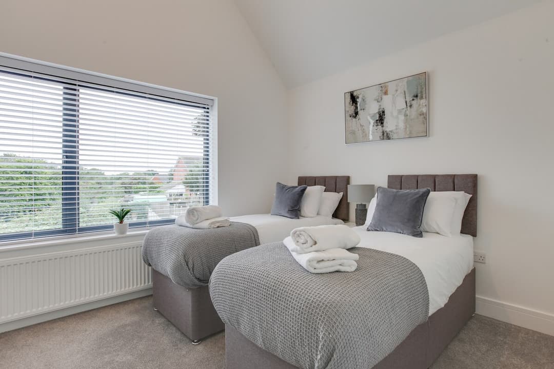 Big Discounts |4 Bed House | Parking  | Garden - View 6