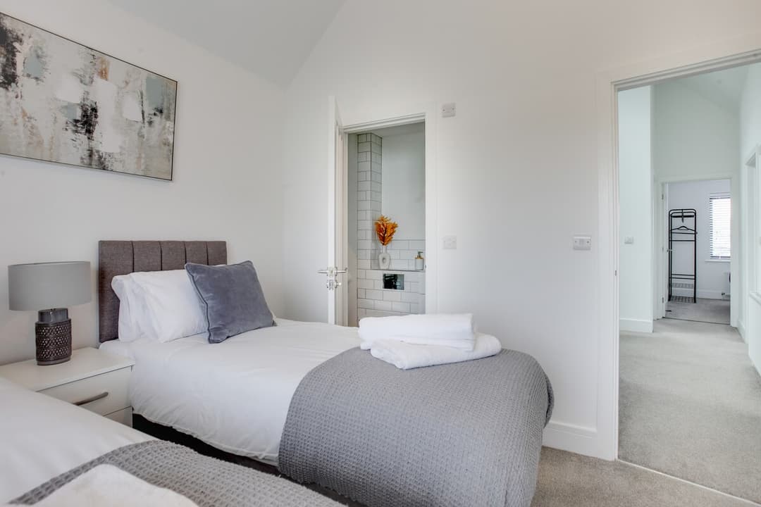 Big Discounts |4 Bed House | Parking  | Garden - View 7