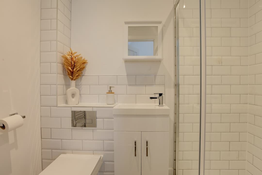 Big Discounts |4 Bed House | Parking  | Garden - View 8