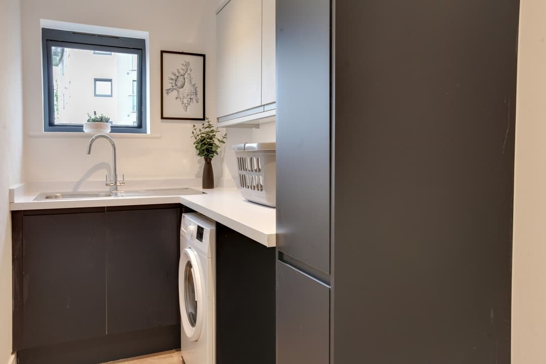 Big Discounts |4 Bed House | Parking  | Garden - View 9