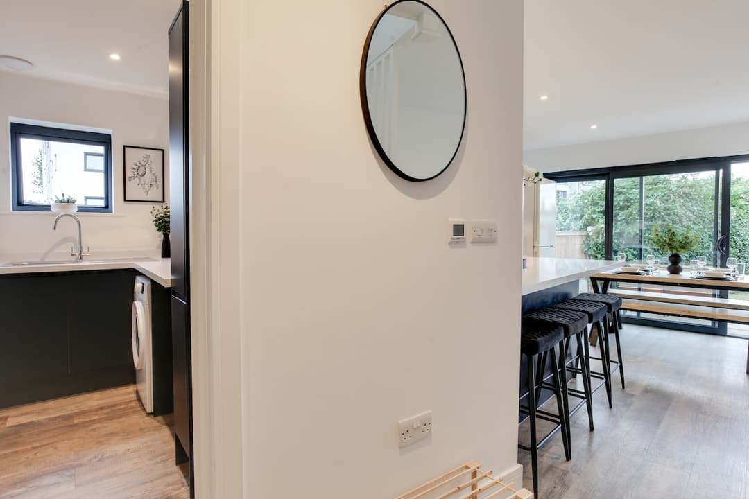 Big Discounts |4 Bed House | Parking  | Garden - View 10