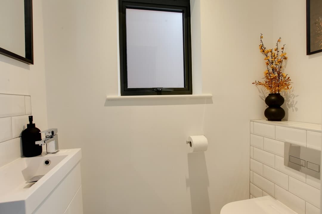 Big Discounts |4 Bed House | Parking  | Garden - View 17