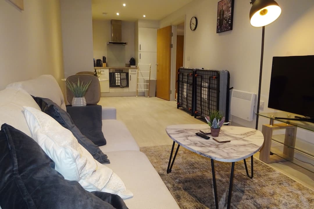 Modern Flat - Leeds City Centre  - View 14