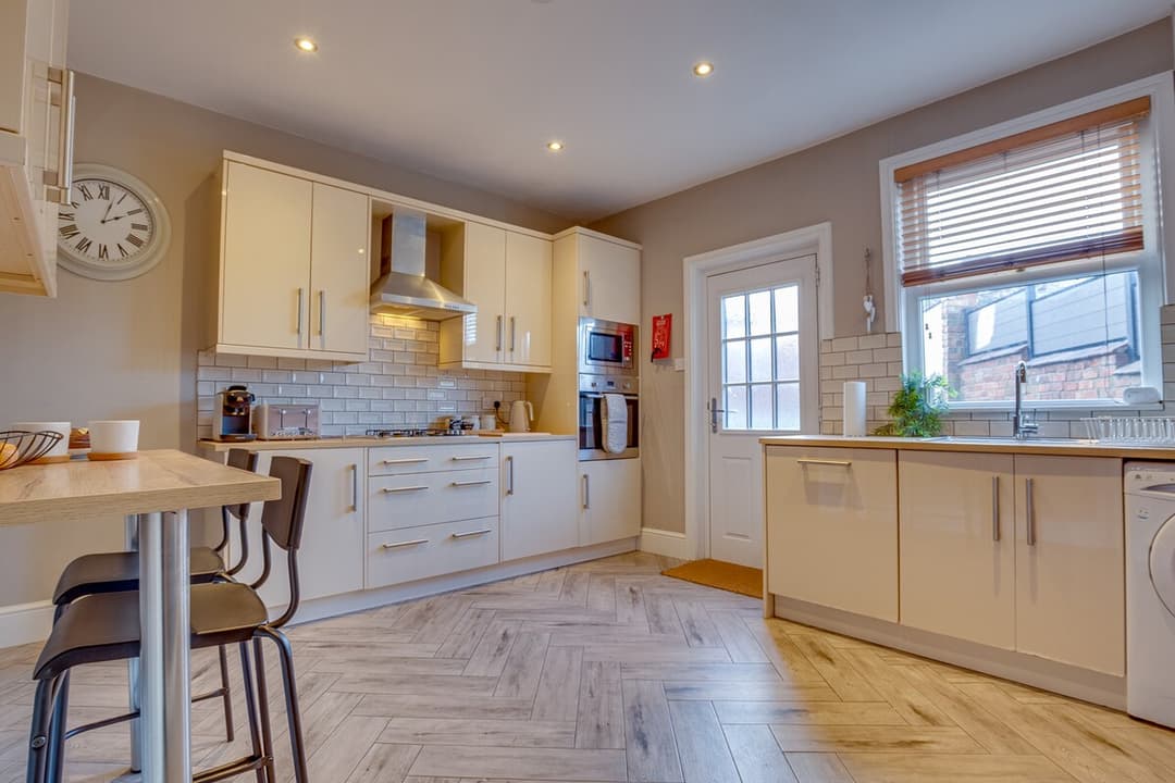 Charming Home for 10 | Perfect for Work & Leisure - View 8