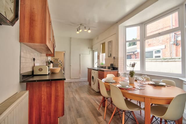 Central 5 Bedroom House, Comfortable, Homely And Spacious. - View 2