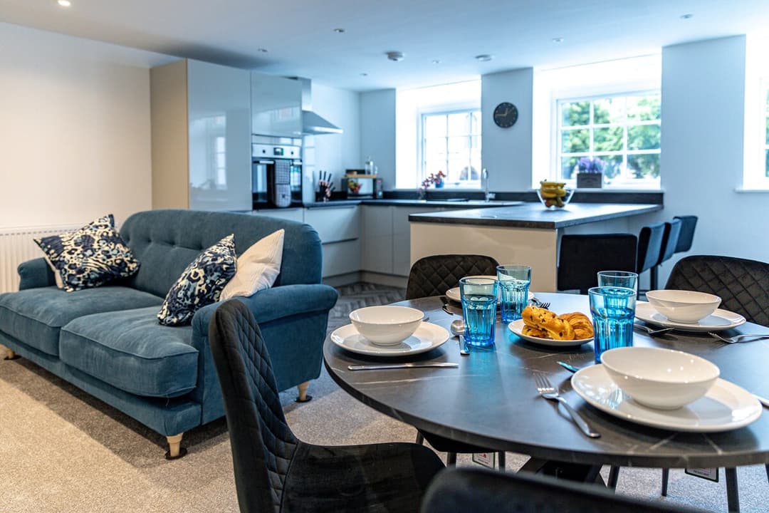 Contemporary & Stylish 2-Bed -Parking*Wifi*Netflix - View 4