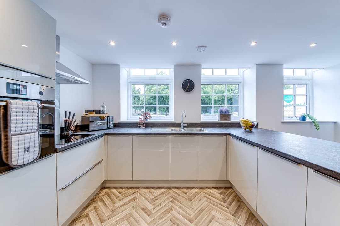 Contemporary & Stylish 2-Bed -Parking*Wifi*Netflix - View 6