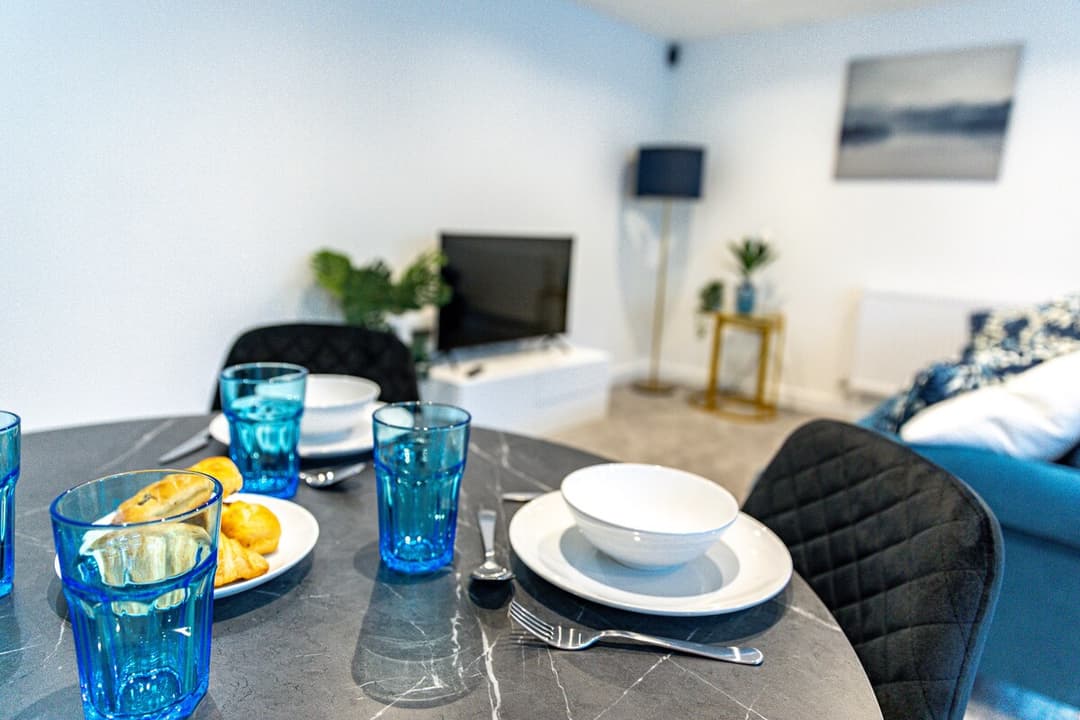 Contemporary & Stylish 2-Bed -Parking*Wifi*Netflix - View 7
