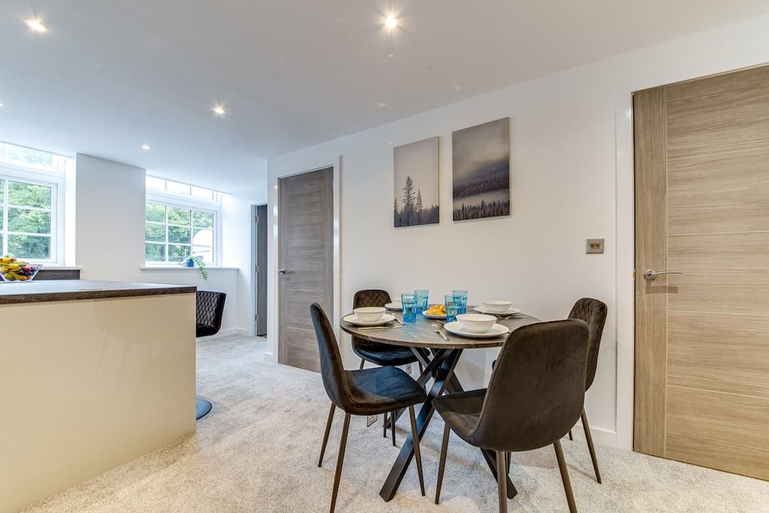 Contemporary & Stylish 2-Bed -Parking*Wifi*Netflix - View 8