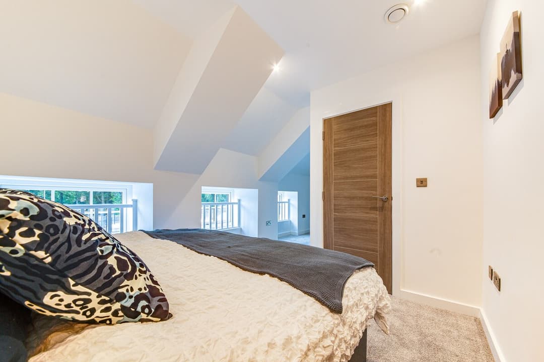 Contemporary & Stylish 2-Bed -Parking*Wifi*Netflix - View 9