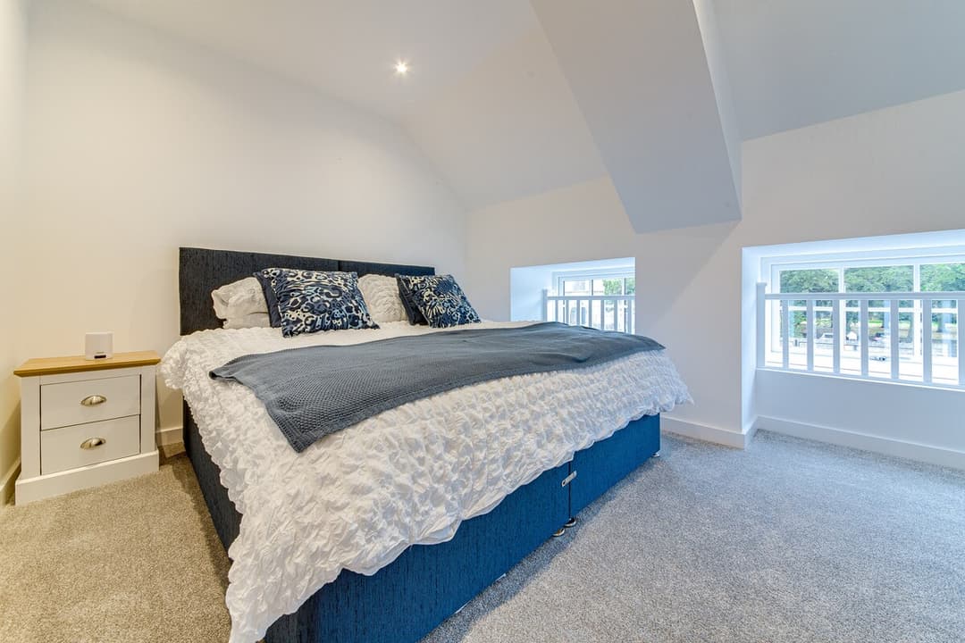 Contemporary & Stylish 2-Bed -Parking*Wifi*Netflix - View 3