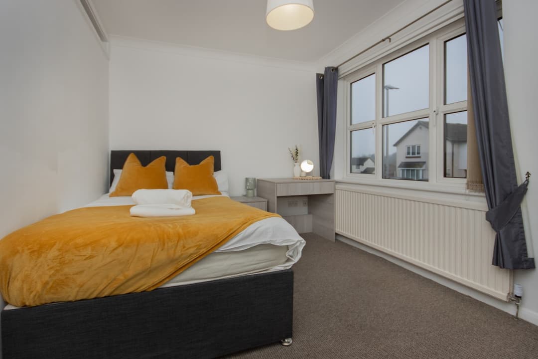Contractors | 6-Bedrooms| Parking|Garden - View 2