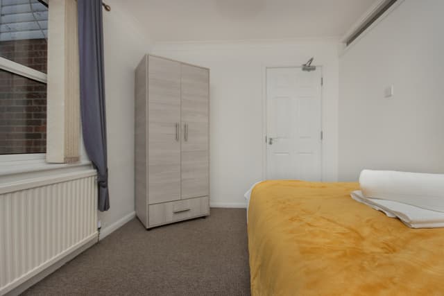 Contractors | 6-Bedrooms| Parking|Garden - View 2