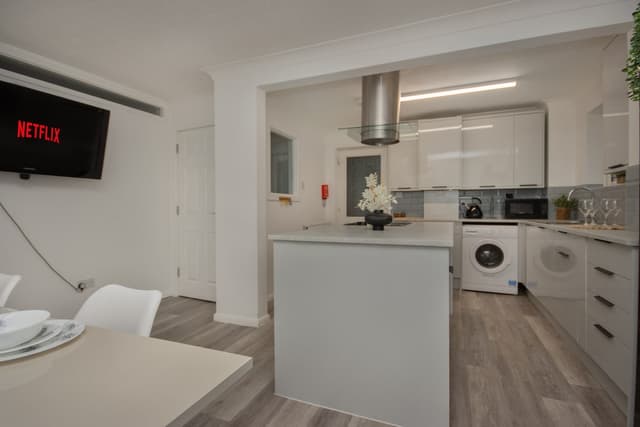 Contractors | 6-Bedrooms| Parking|Garden - View 4