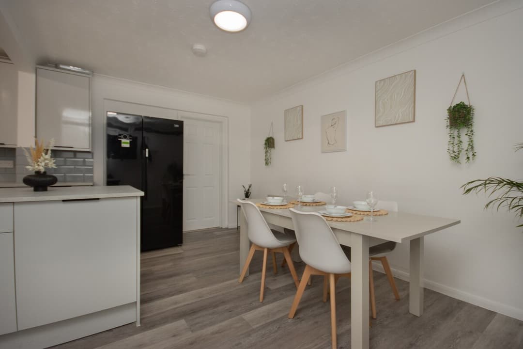 Contractors | 6-Bedrooms| Parking|Garden - View 9