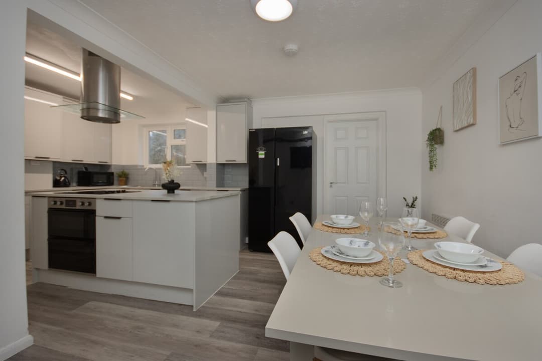 Contractors | 6-Bedrooms| Parking|Garden - View 1