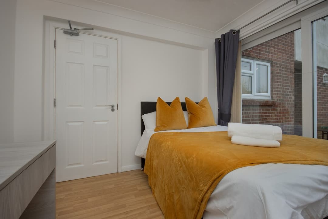 Contractors | 6-Bedrooms| Parking|Garden - View 12
