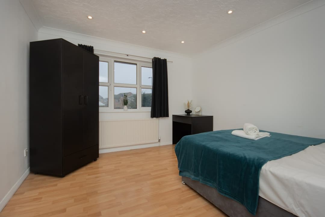 Contractors | 6-Bedrooms| Parking|Garden - View 18