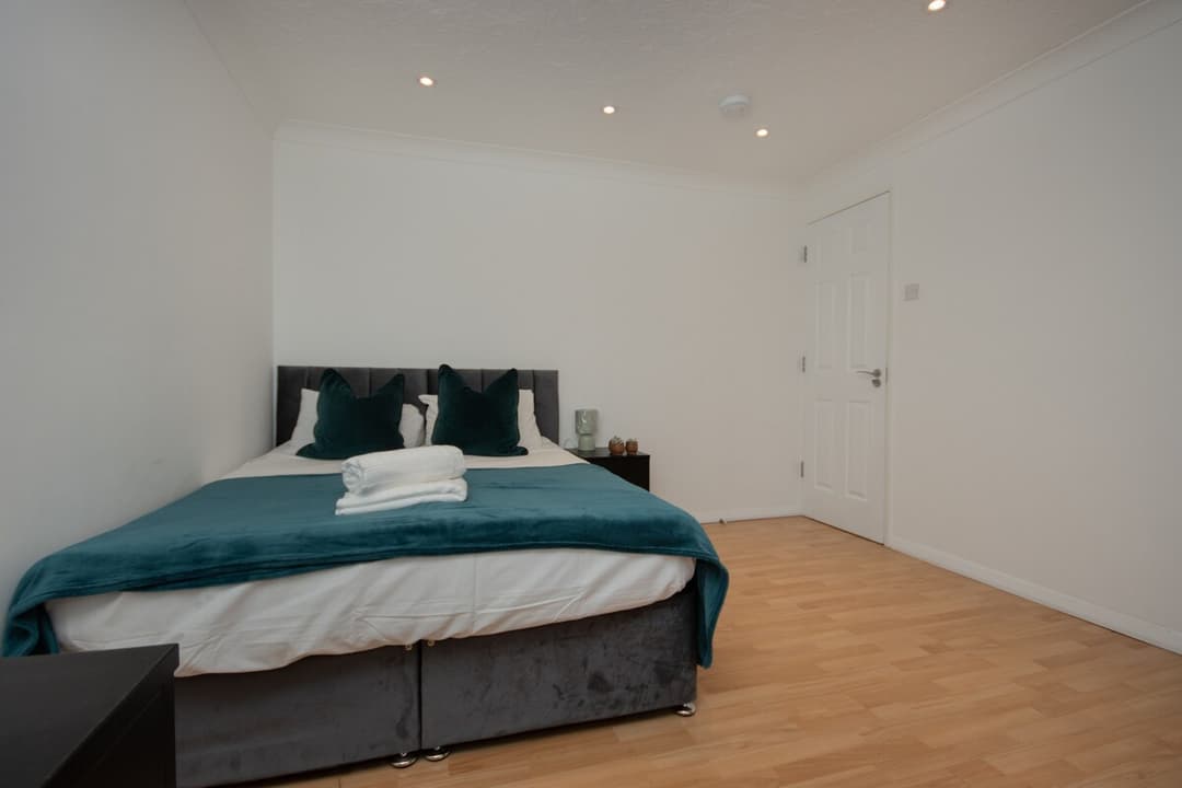 Contractors | 6-Bedrooms| Parking|Garden - View 19