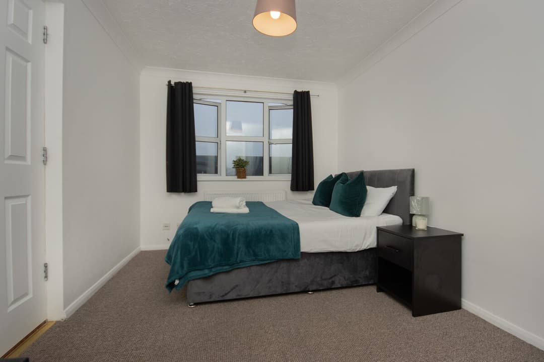 Contractors | 6-Bedrooms| Parking|Garden - View 24