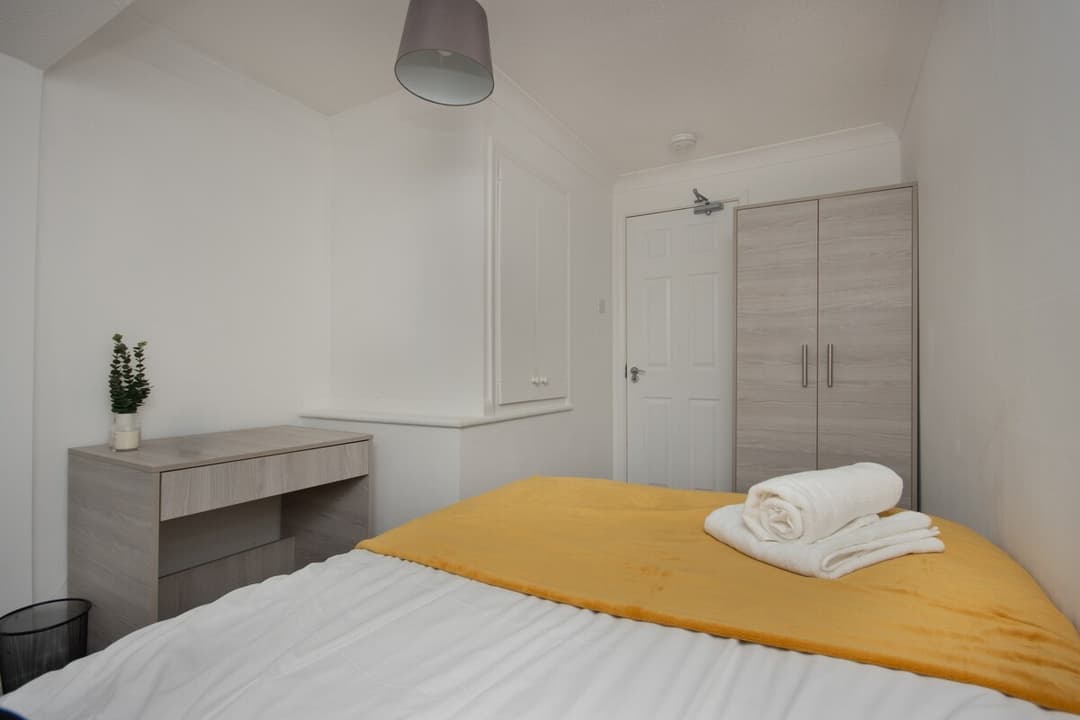 Contractors | 6-Bedrooms| Parking|Garden - View 26