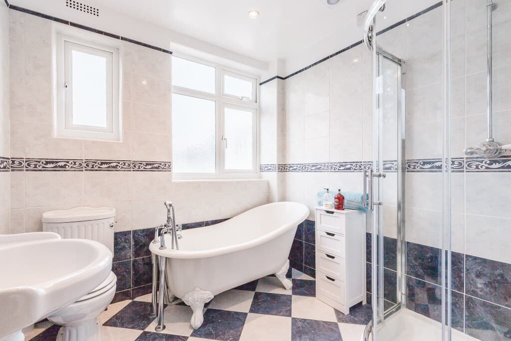 Lovely 4 Bed Wimbledon + parking - View 7