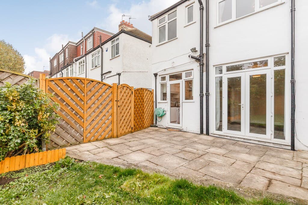 Lovely 4 Bed Wimbledon + parking - View 9