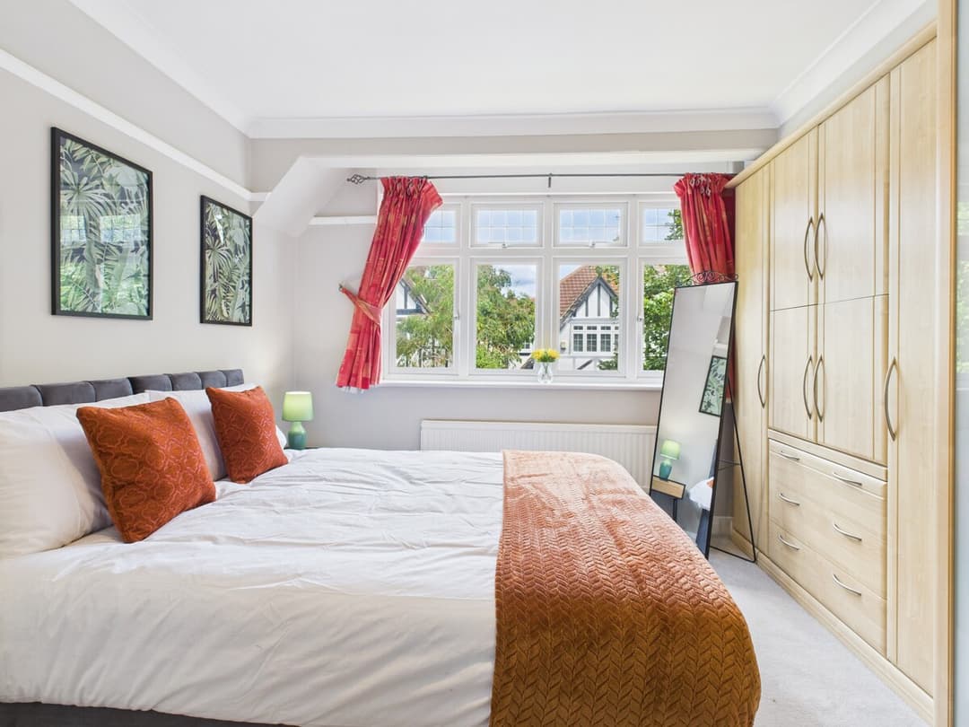 Lovely 4 Bed Wimbledon + parking - View 11
