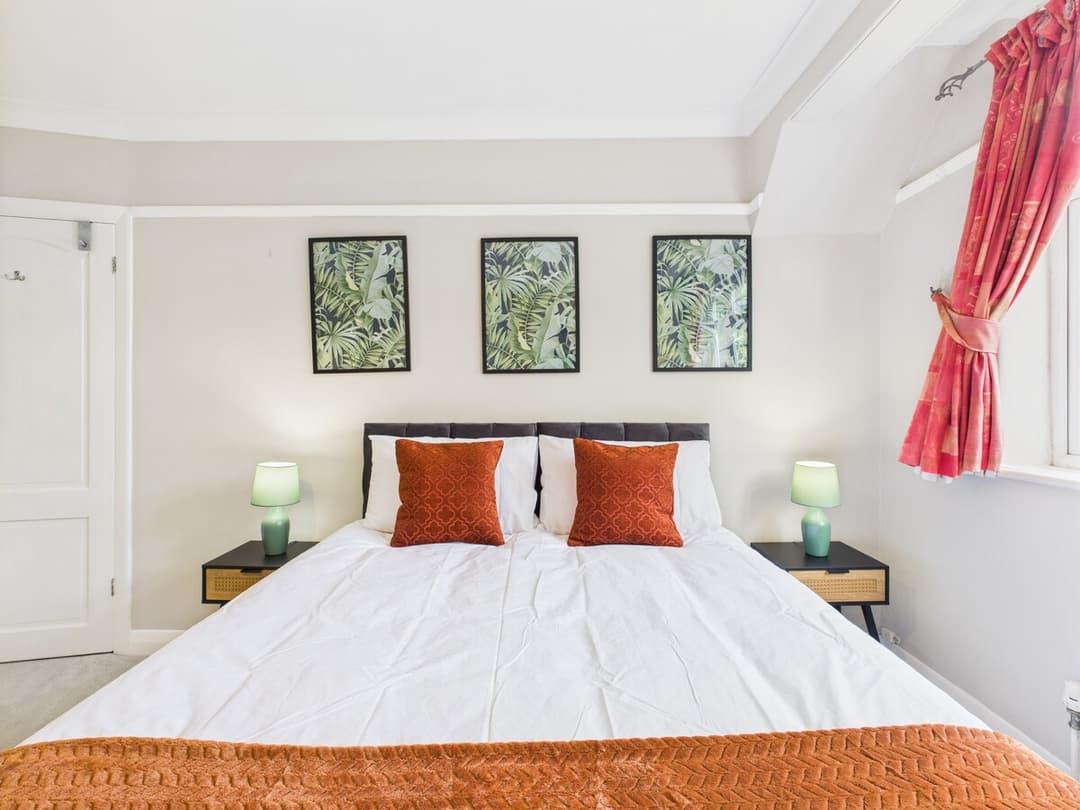Lovely 4 Bed Wimbledon + parking - View 12