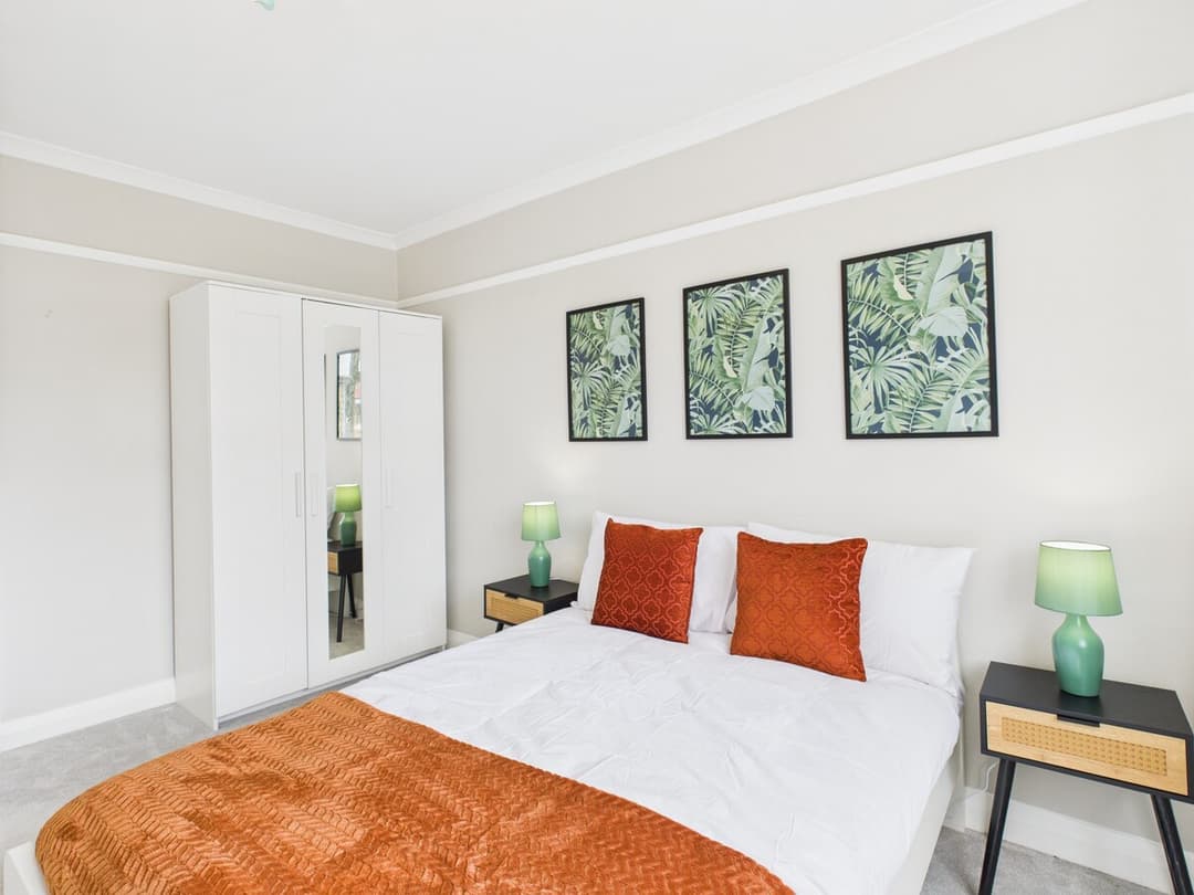 Lovely 4 Bed Wimbledon + parking - View 13