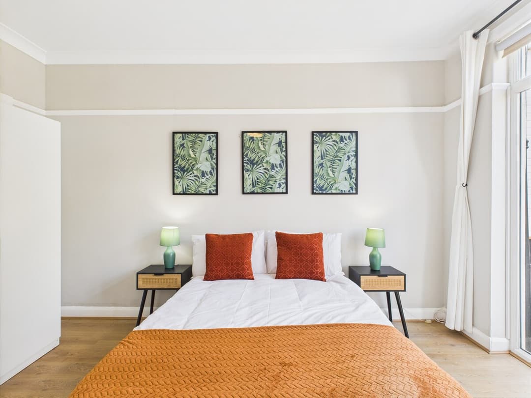 Lovely 4 Bed Wimbledon + parking - View 14