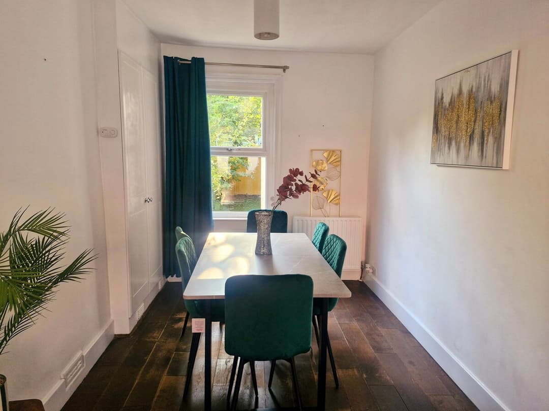 Lovely 3 Bed Wimbledon + Garden - View 9
