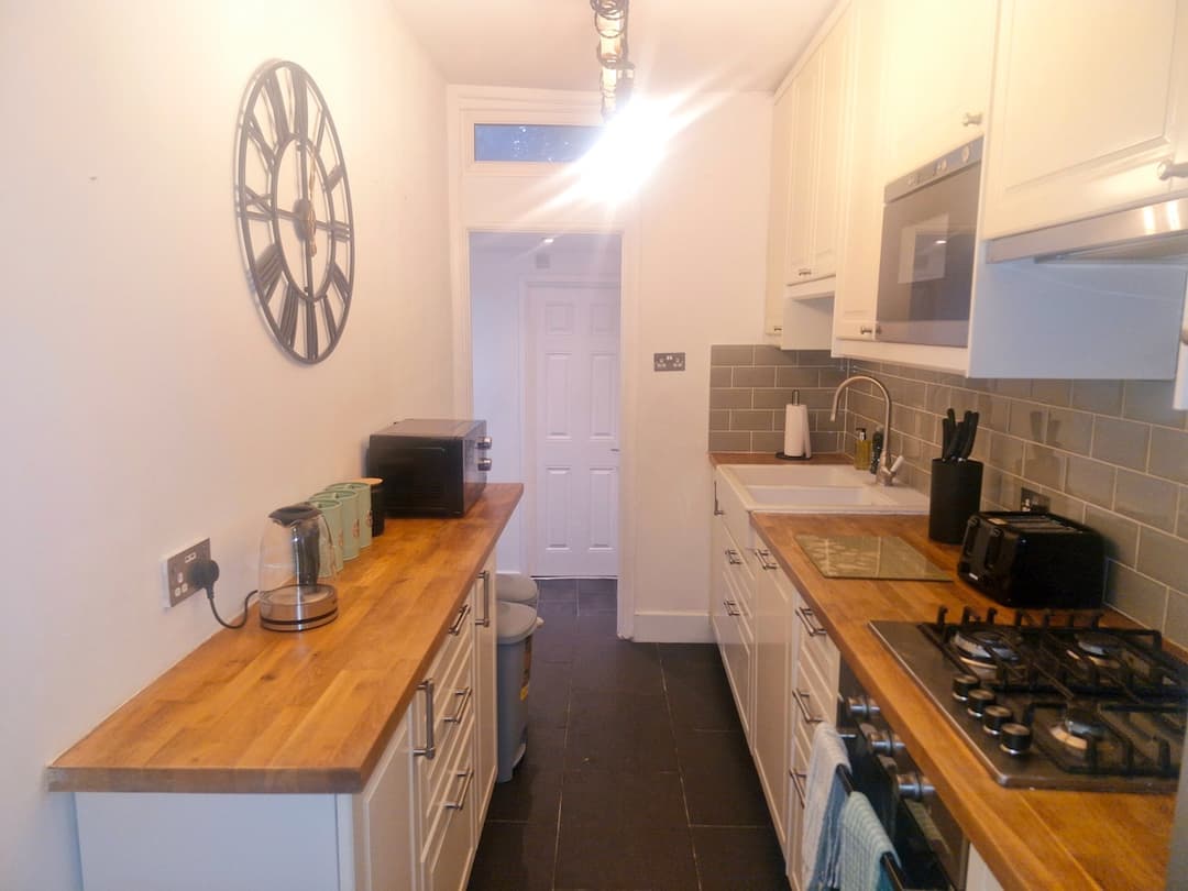 Lovely 3 Bed Wimbledon + Garden - View 3