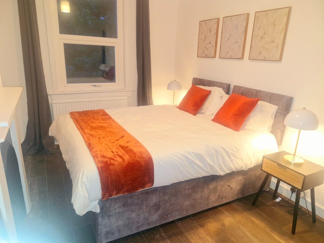 Lovely 3 Bed Wimbledon + Garden - View 5