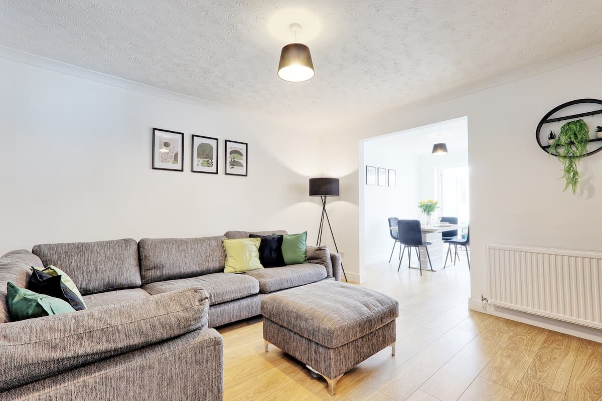 Big Discounts | 3 Bed | Parking | Garden