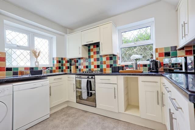 Big Discounts | 3 Bed | Parking | Garden - View 1