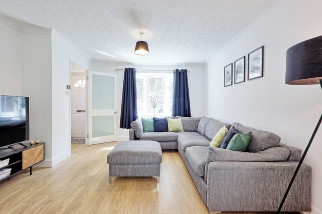 Big Discounts | 3 Bed | Parking | Garden - View 2