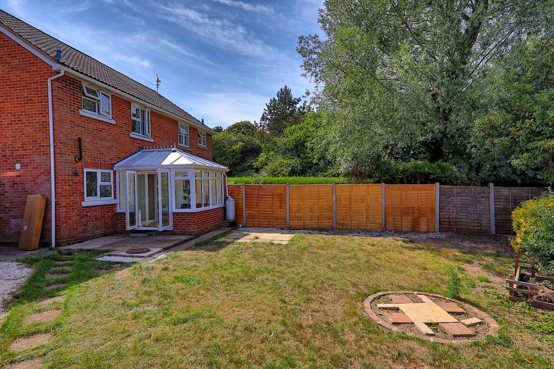 Big Discounts | 3 Bed | Parking | Garden - View 4