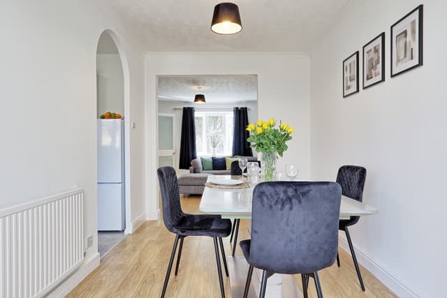 Big Discounts | 3 Bed | Parking | Garden - View 4